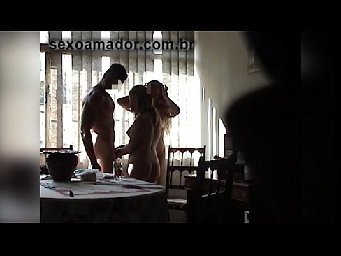 ❤️ Teman seks mengundang pria raksasa dan threesome bersamanya ❤ Video porno di porno id.passionateembracespotlight.ru ❤