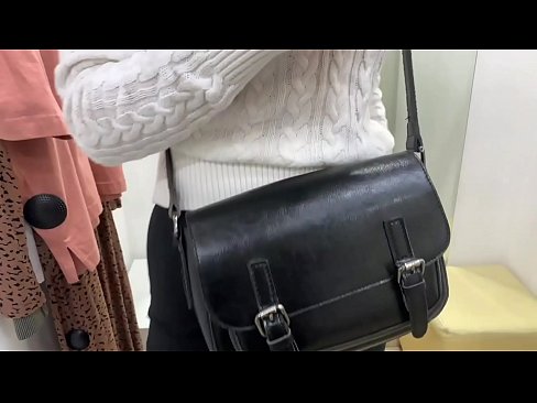 ❤️ Masturbasi publik dari jalang muda FeralBerry dengan dildo di kamar pas ❤ Video porno di porno id.passionateembracespotlight.ru ❤